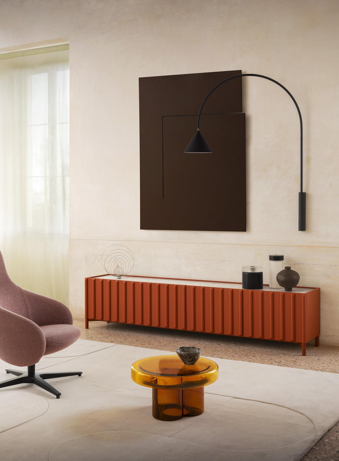Persoonlijk interieuradvies in Gent: moderne woonkamer met evenwicht tussen minimalistische en maximalistisch ingerichte elem